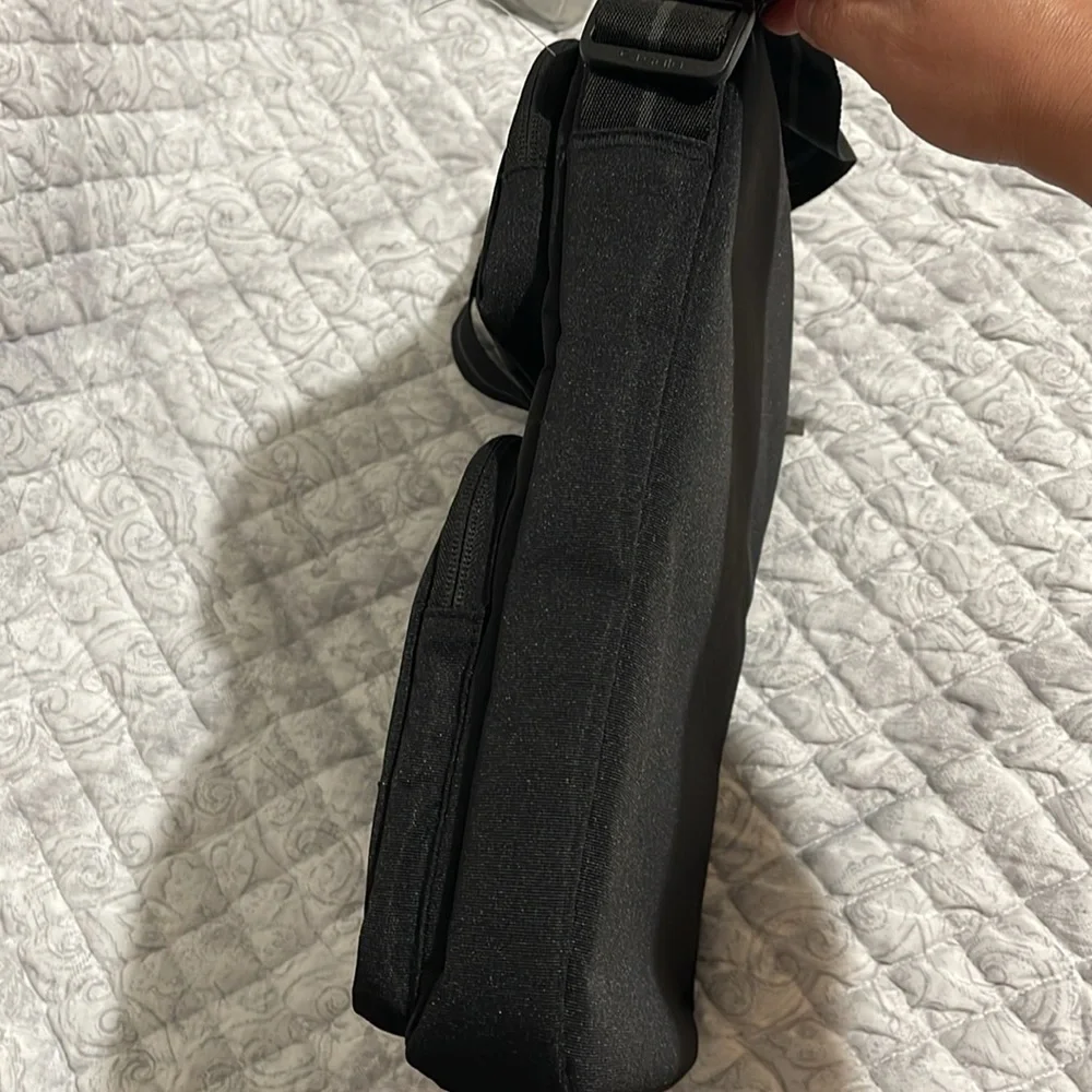 - Solo New York tablet sling